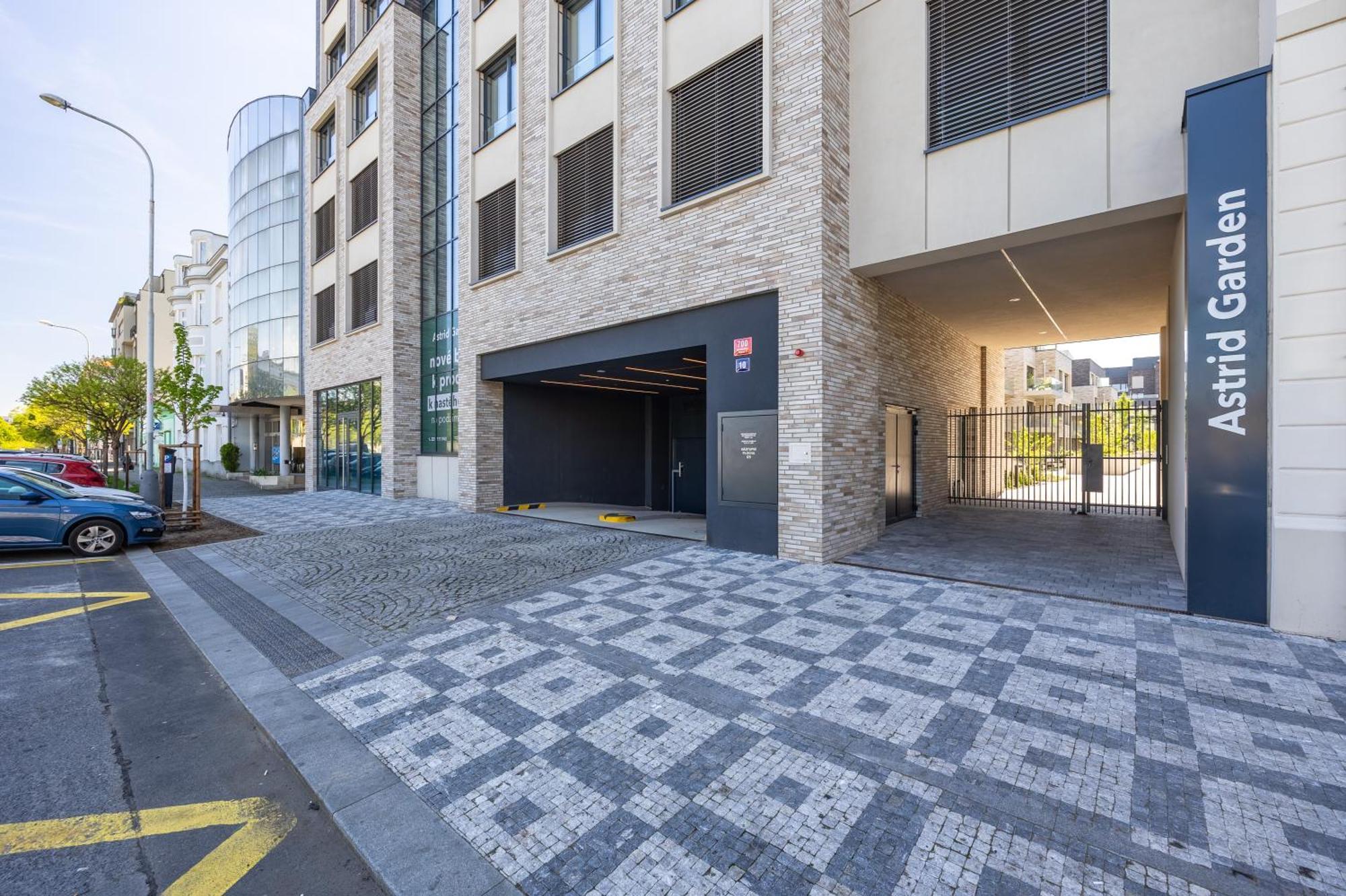 Peaceful And Cosy Newly Built With Parking Prague